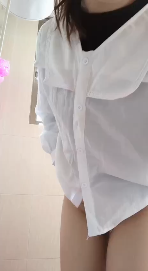 Cởi đồ đi tắm - clip sex